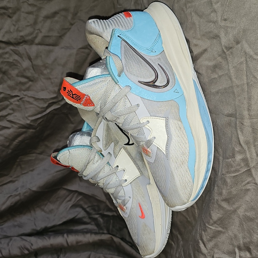 GUC Kyrie Low Nike Light Gray and Sky Blue Sneakers Sz 8 Men